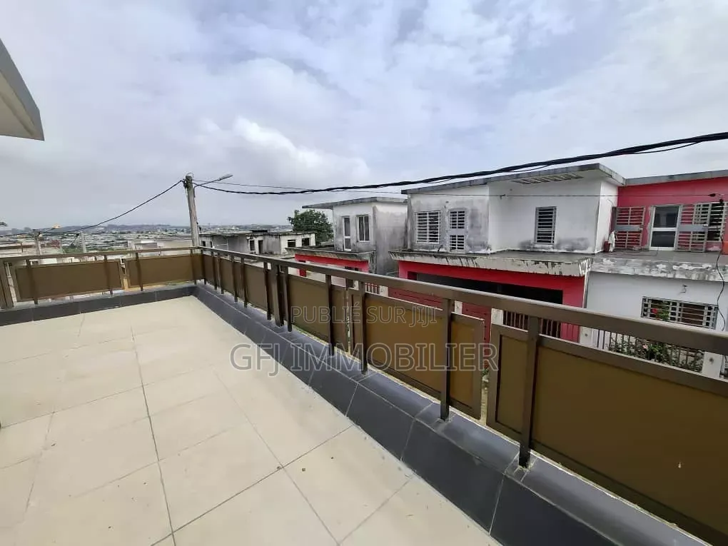 3chbre Duplex dans Francis Gweh, Cocody à Louer