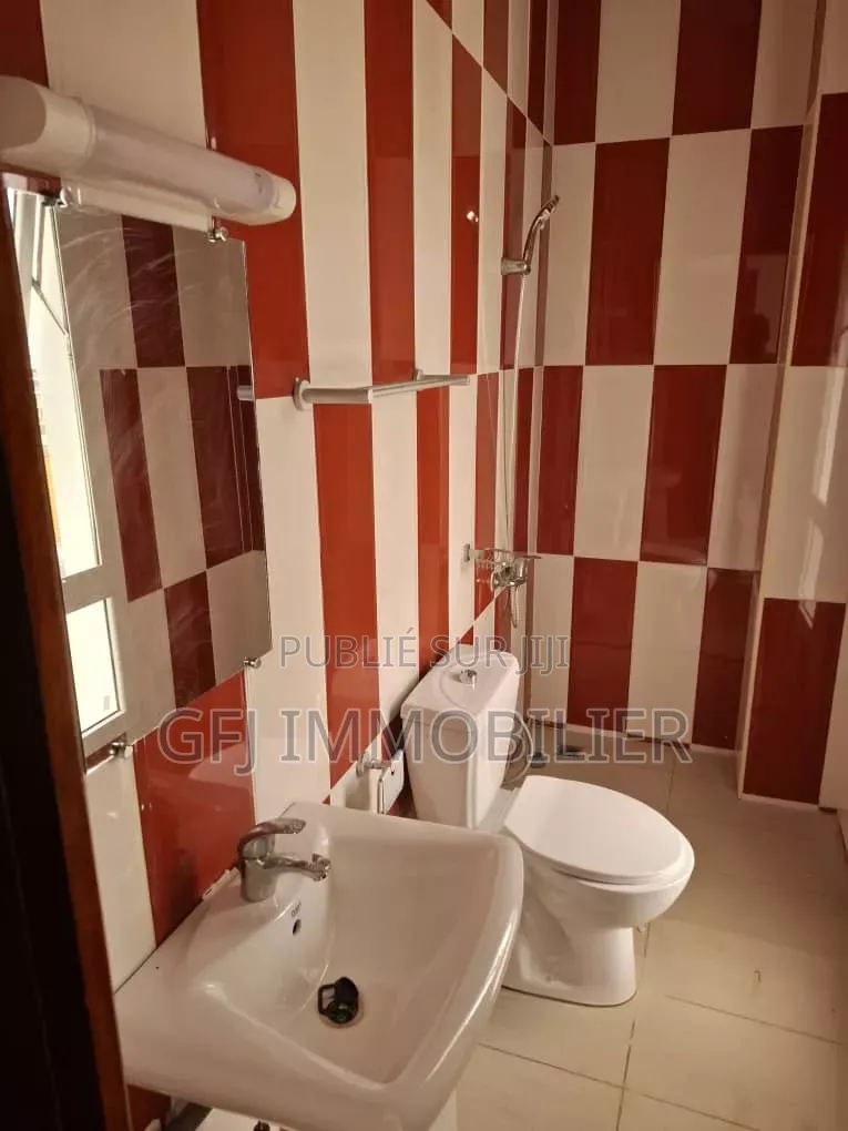 3chbre Duplex dans Francis Gweh, Cocody à Louer