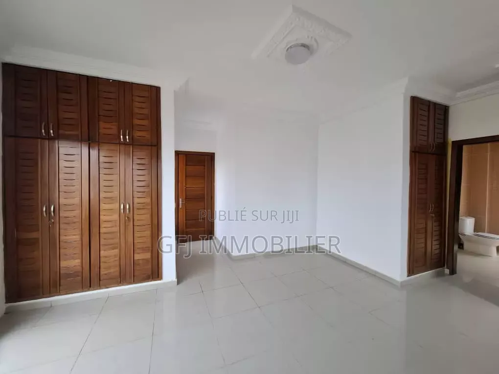 3chbre Duplex dans Francis Gweh, Cocody à Louer