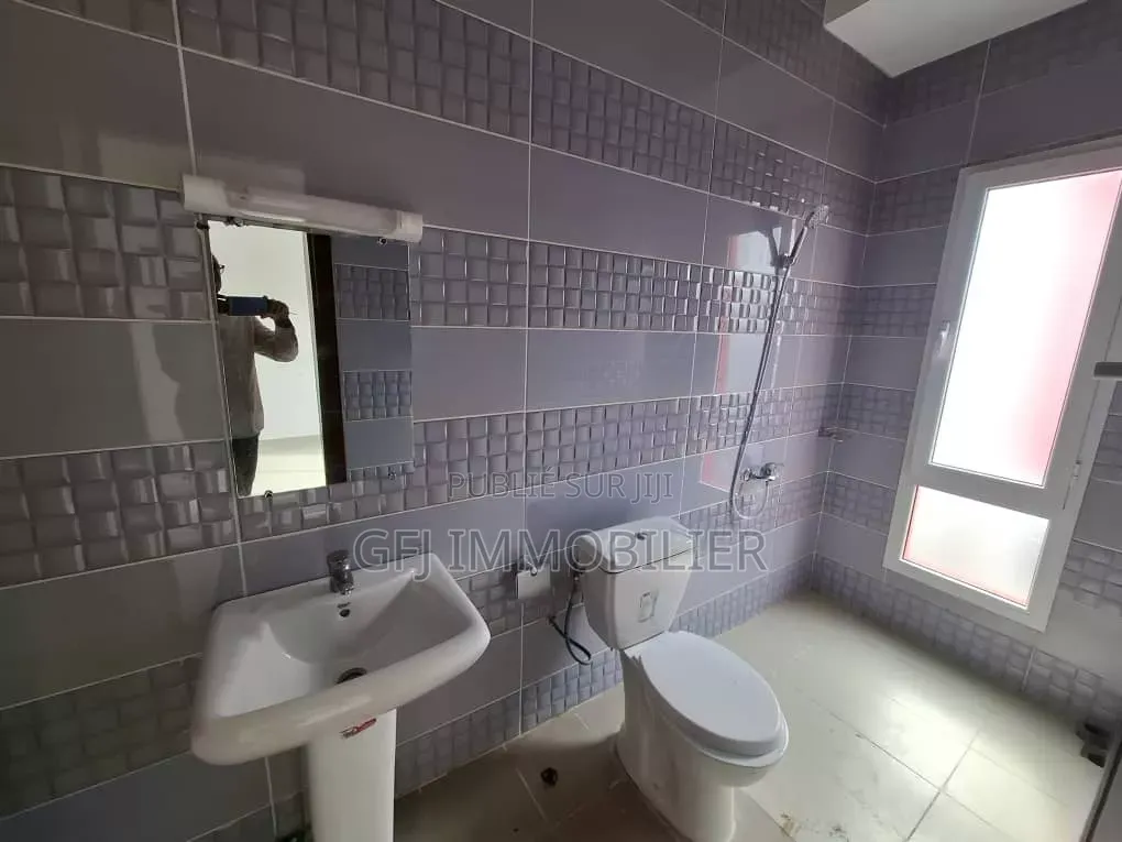 3chbre Duplex dans Francis Gweh, Cocody à Louer