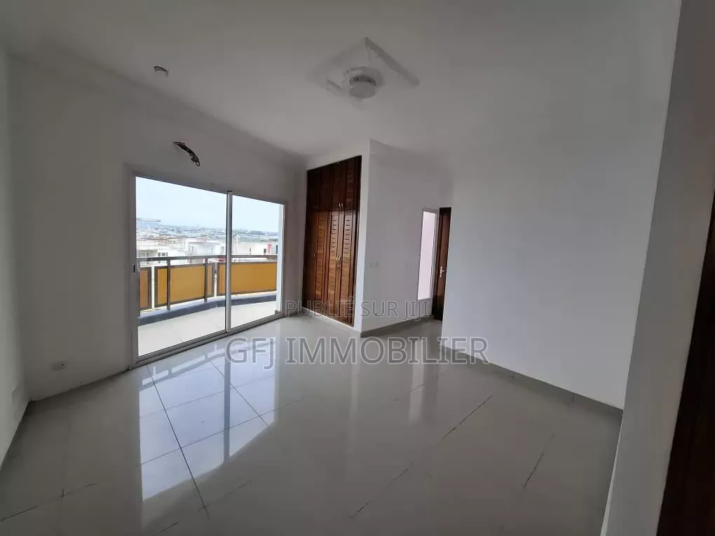 3chbre Duplex dans Francis Gweh, Cocody à Louer