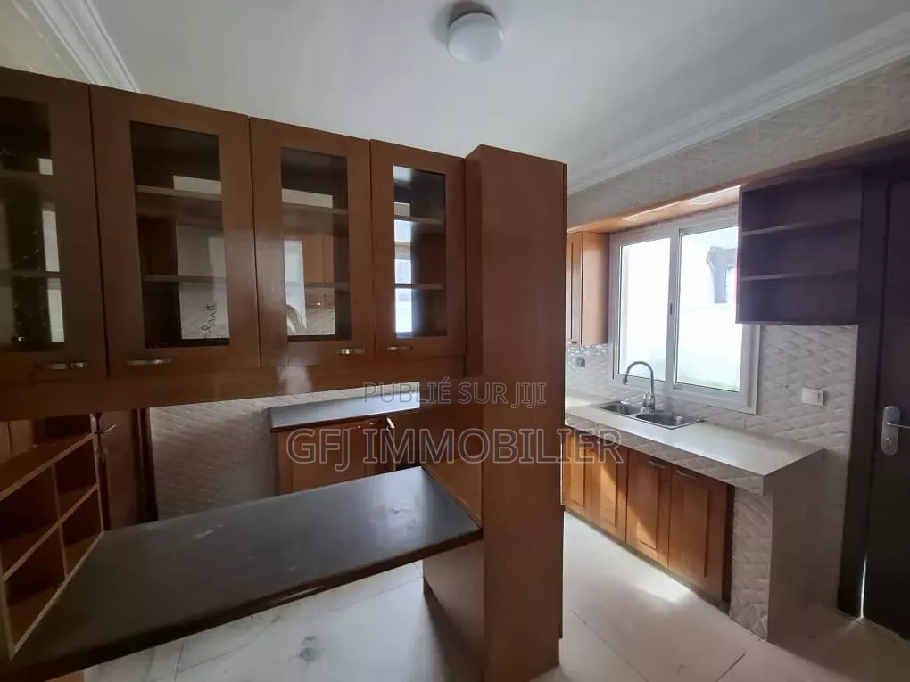 3chbre Duplex dans Francis Gweh, Cocody à Louer