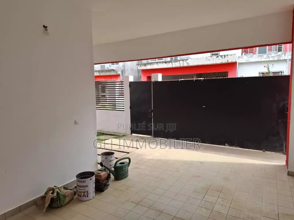 3chbre Duplex dans Francis Gweh, Cocody à Louer