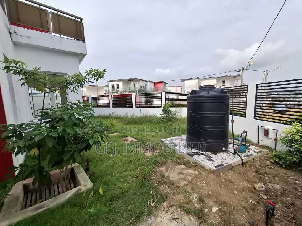 3chbre Duplex dans Francis Gweh, Cocody à Louer