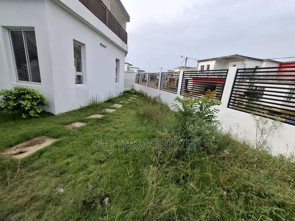 3chbre Duplex dans Francis Gweh, Cocody à Louer