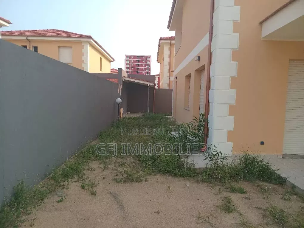 3chbre Duplex dans Francis Gweh, Cocody à Louer