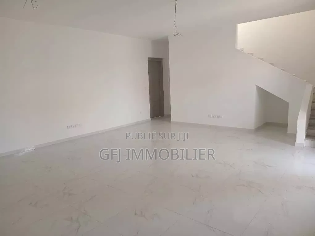 3chbre Duplex dans Francis Gweh, Cocody à Louer