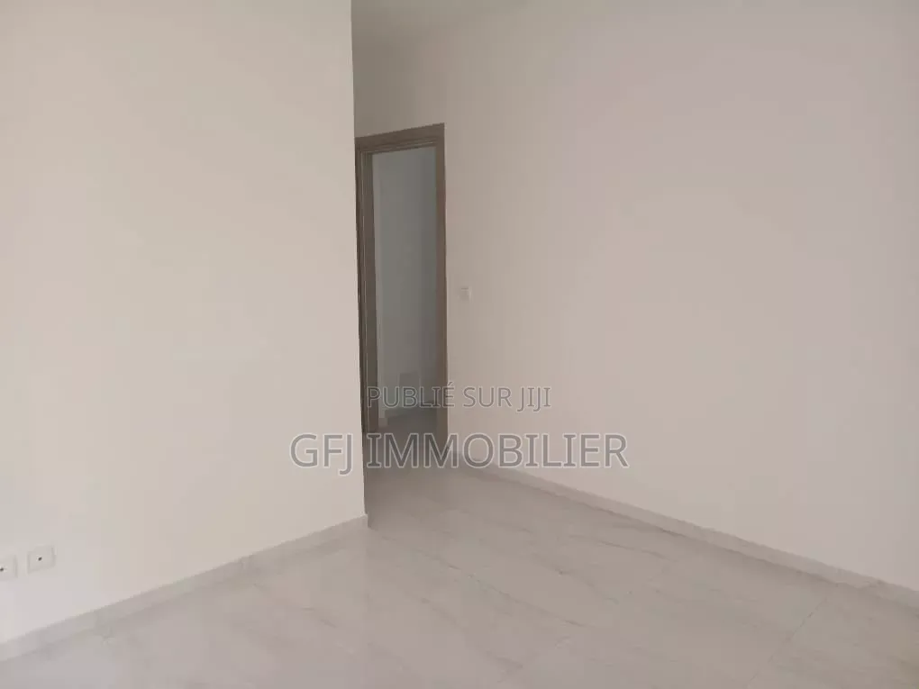 3chbre Duplex dans Francis Gweh, Cocody à Louer
