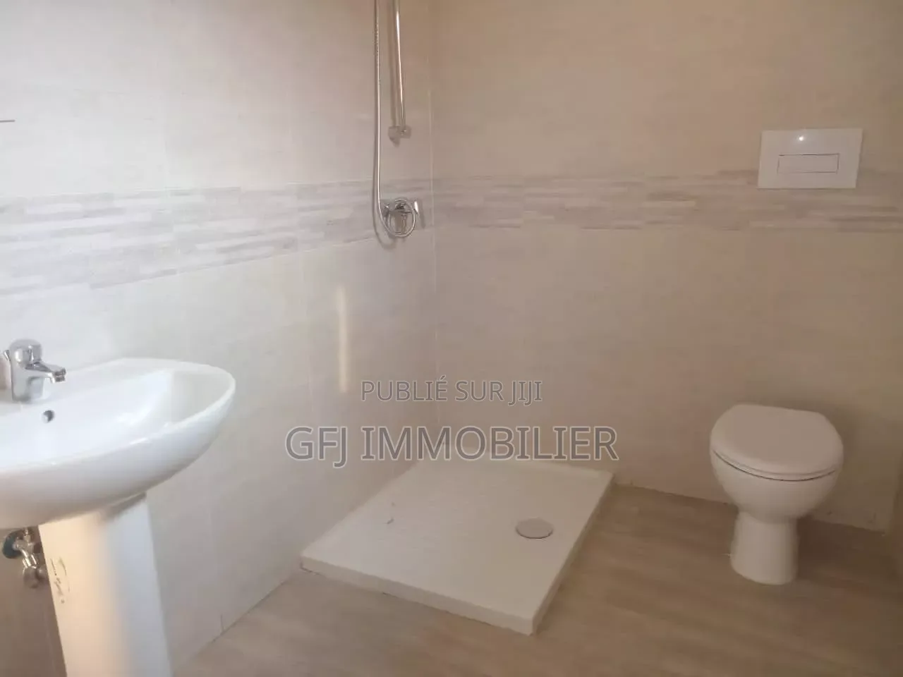 3chbre Duplex dans Francis Gweh, Cocody à Louer
