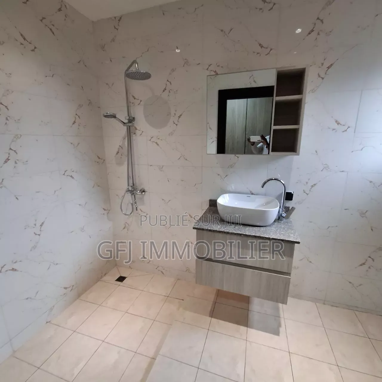 4chbre Duplex dans Francis Gweh, Cocody à Louer