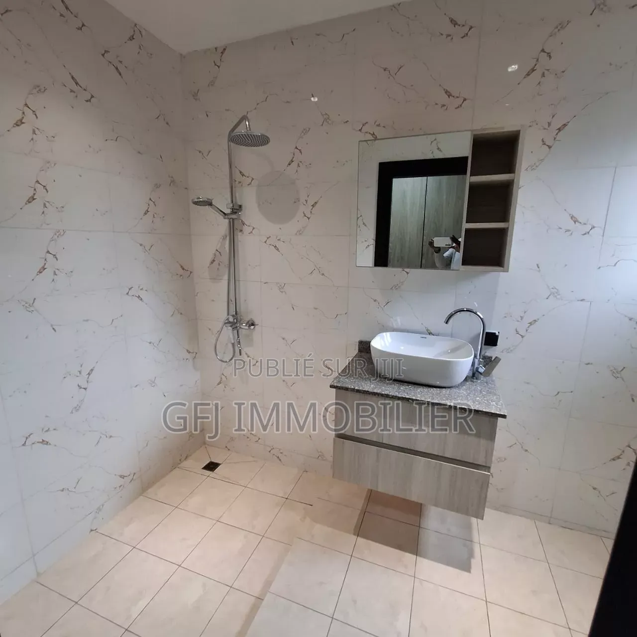 4chbre Duplex dans Francis Gweh, Cocody à Louer