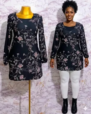 Tunique Élégante Noire Avec Motif Floral . Solde : 1500fcfa