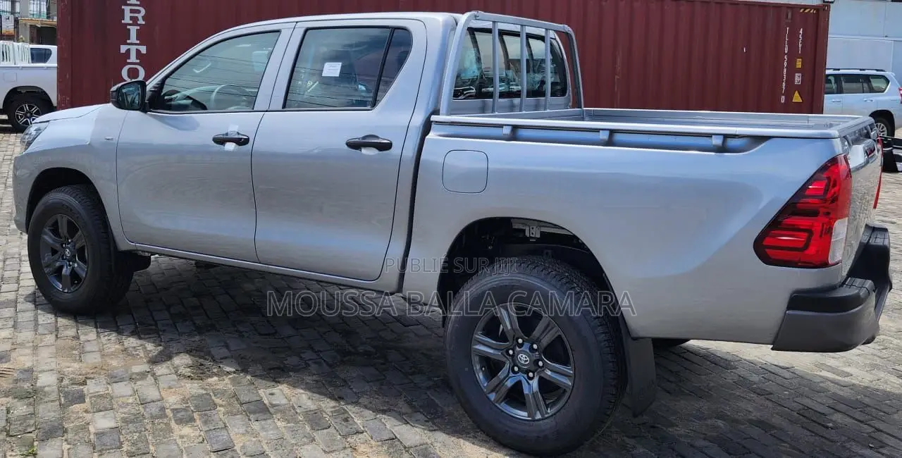 Nouveau Toyota Hilux 2025 Gris