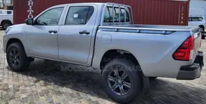 Nouveau Toyota Hilux 2025 Gris