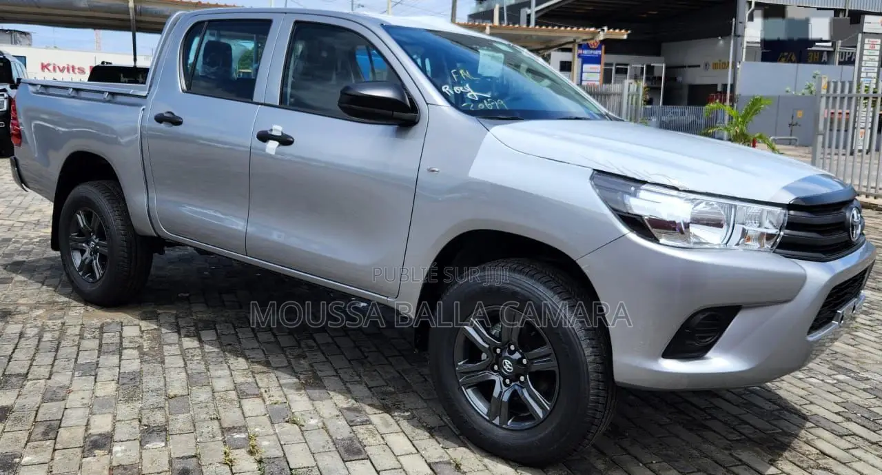 Nouveau Toyota Hilux 2025 Gris