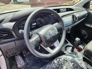 Nouveau Toyota Hilux 2025 Gris