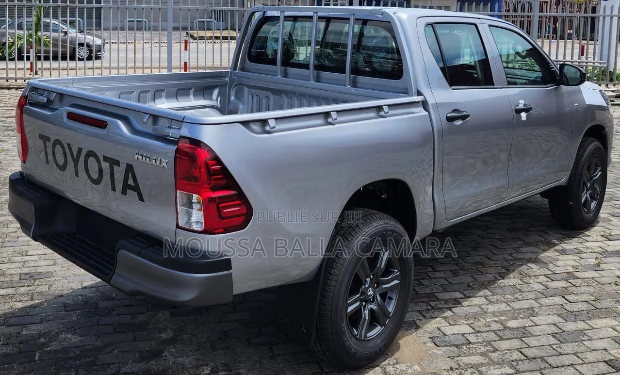 Nouveau Toyota Hilux 2025 Gris