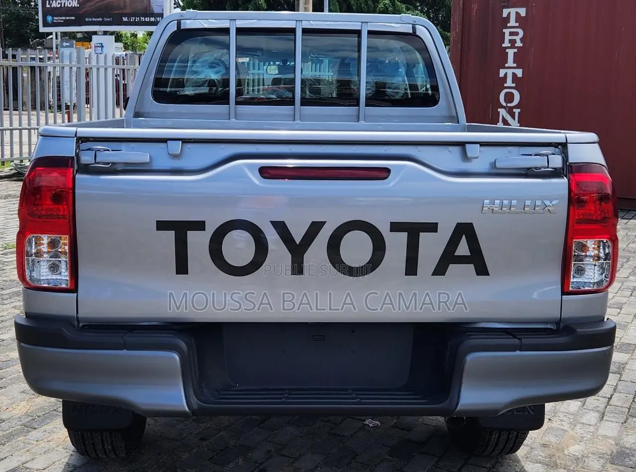 Nouveau Toyota Hilux 2025 Gris