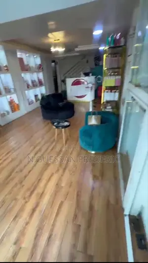 Grand Magasin en Mezzanine À Céder À Koumassi Kahira
