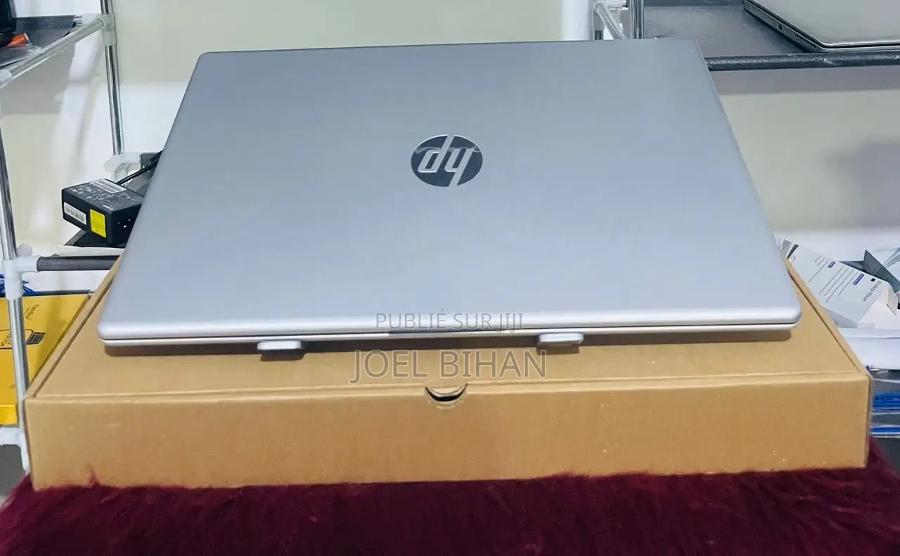 Nouveau Ordinateur portable HP 15-fd0290ns 8GB Intel Core i3 SSD 512GB