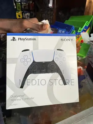 Manette Ps, Cinq Disponible