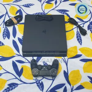 Ps4 Slim Craquée, 15 Jeux Et Deux Manettes. Console Très Propre