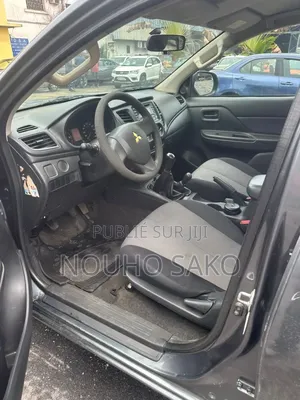 Mitsubishi L200 2022 Gris