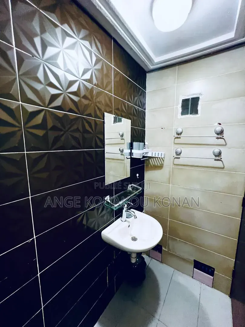 Meublé 3chbre Appartement dans Ange Immobilier, Cocody à Louer