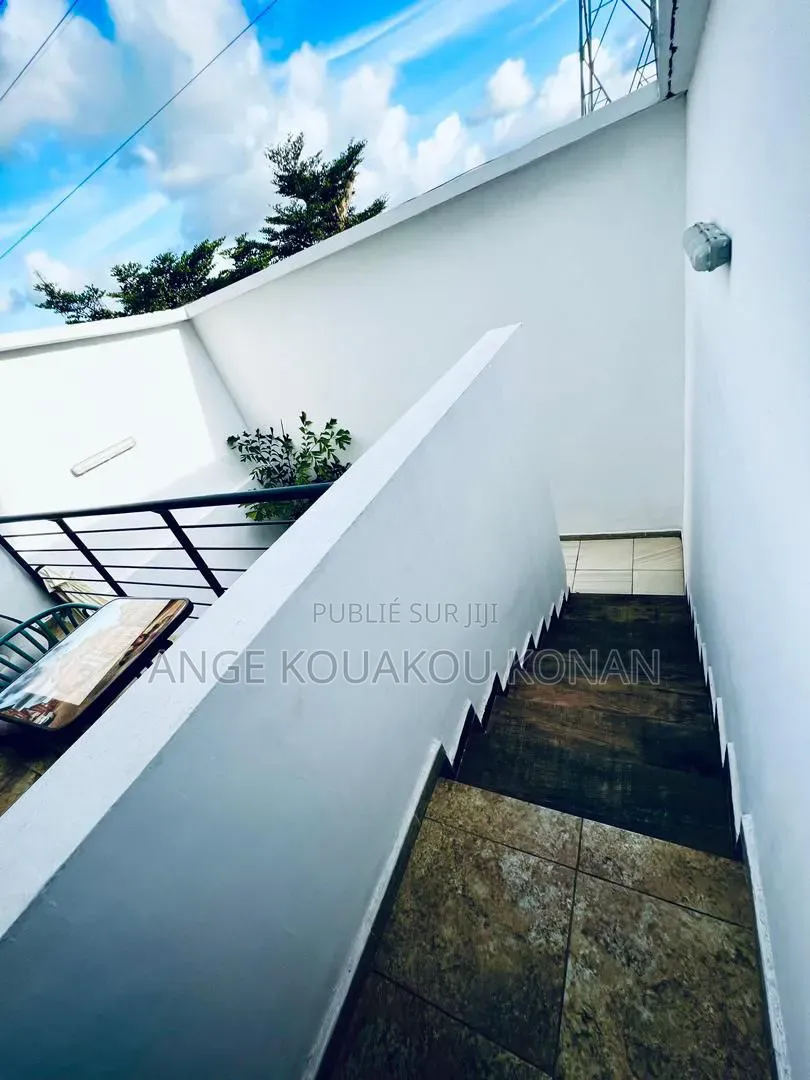 Meublé 3chbre Appartement dans Ange Immobilier, Cocody à Louer