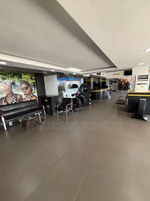 Showroom De 510m2 en Mezzanine À Louer Marcory Boulevard De Marseille