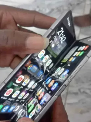 Nouveau Tecno Phantom V Flip 256 GB Blanc