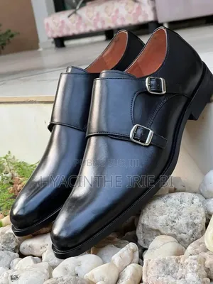 Paires De Souliers Matière Cuir Veritable Authentique Original