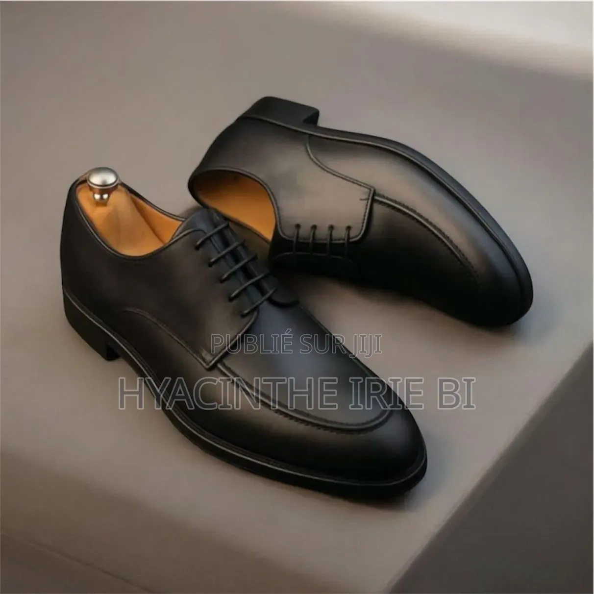 Paires De Souliers Matière Cuir Veritable Authentique Original