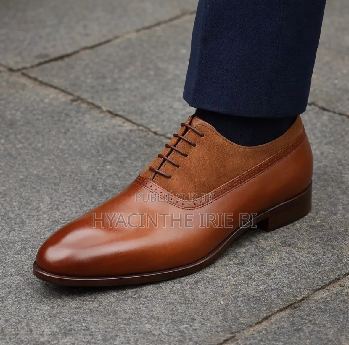 Paires De Souliers Matière Cuir Veritable Authentique Original