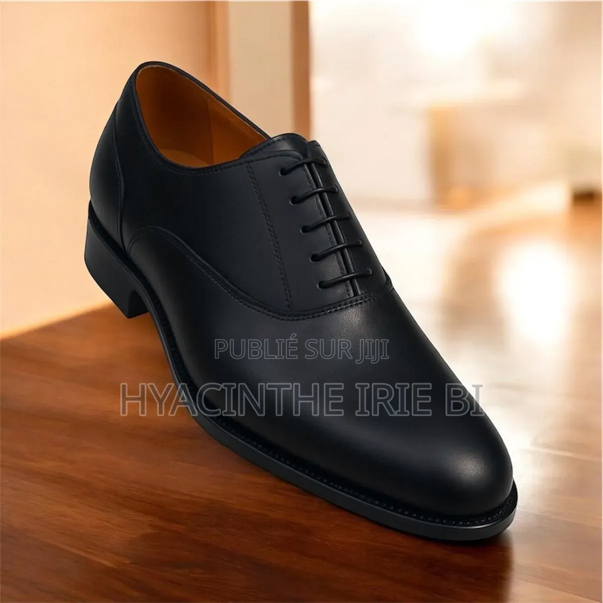 Paires De Souliers Matière Cuir Veritable Authentique Original