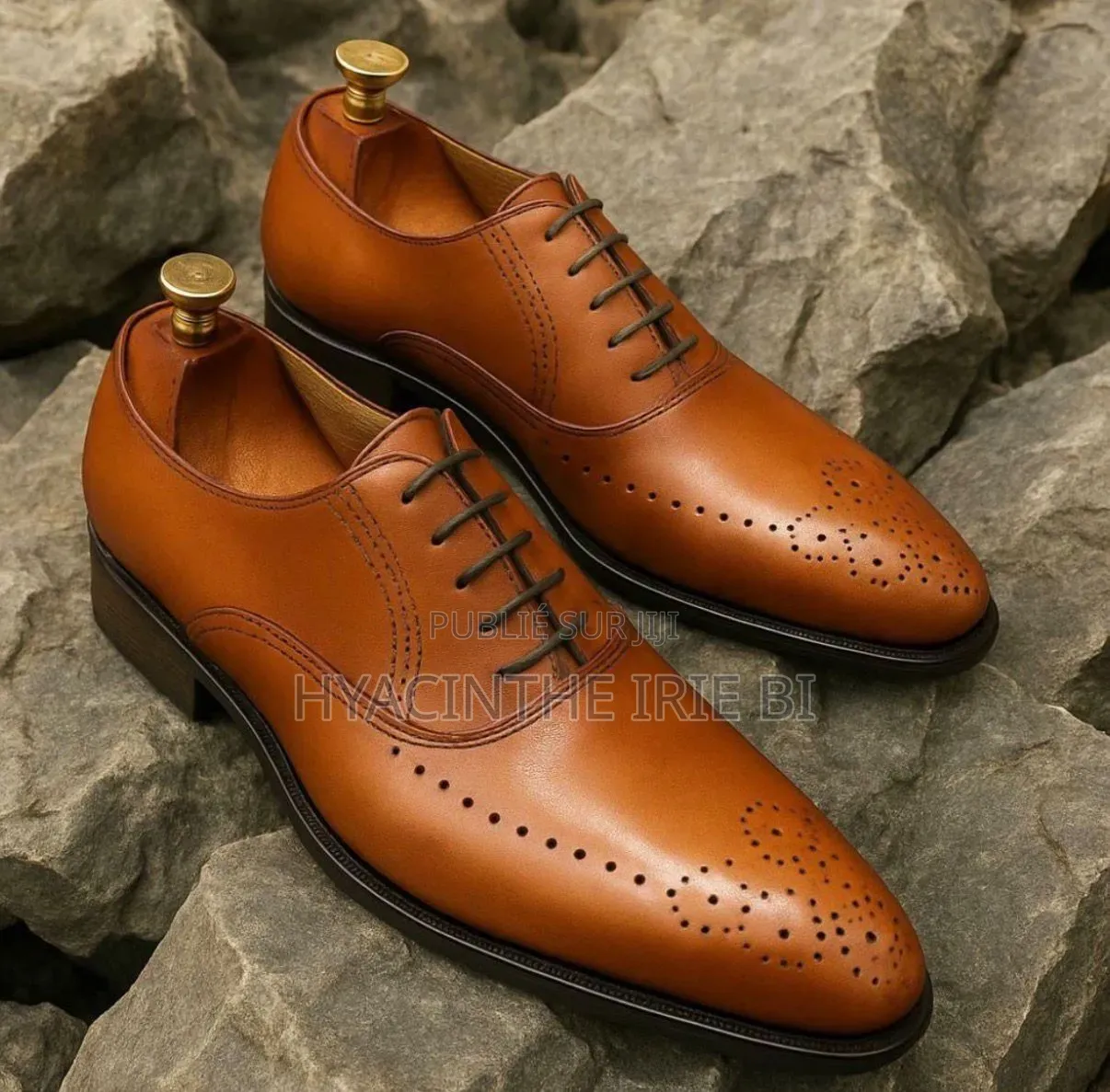 Paires De Souliers Matière Cuir Veritable Authentique Original