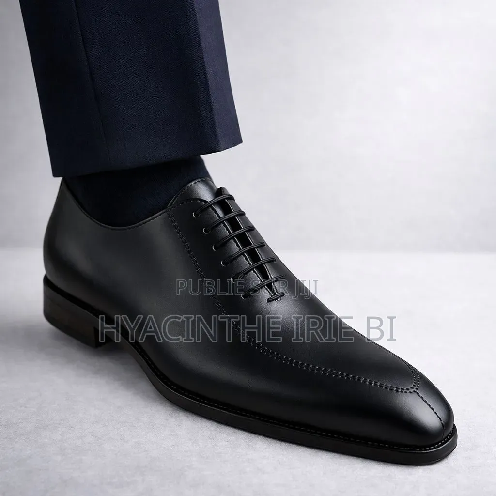 Paires De Souliers Matière Cuir Veritable Authentique Original