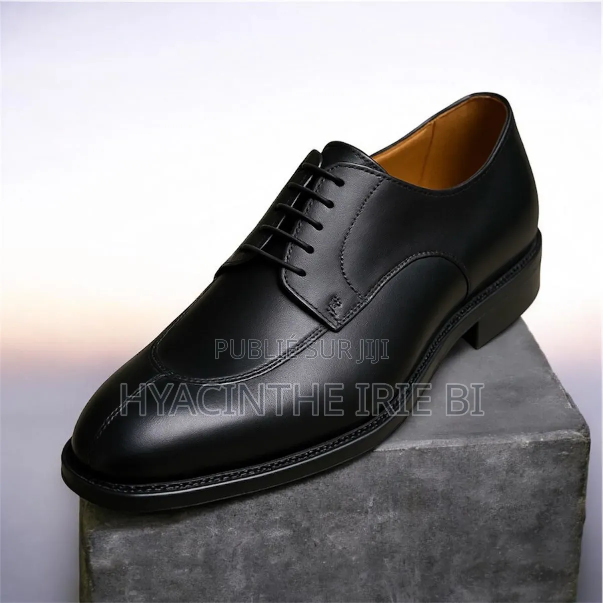 Paires De Souliers Matière Cuir Veritable Authentique Original