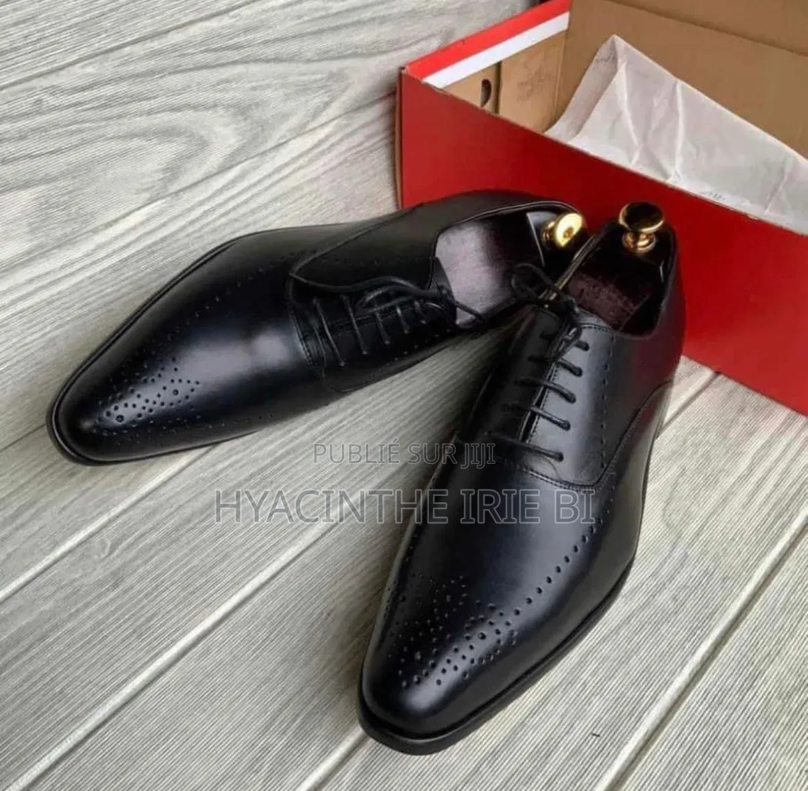 Paires De Souliers Matière Cuir Veritable Authentique Original