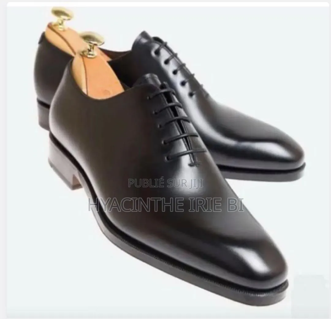 Paires De Souliers Matière Cuir Veritable Authentique Original