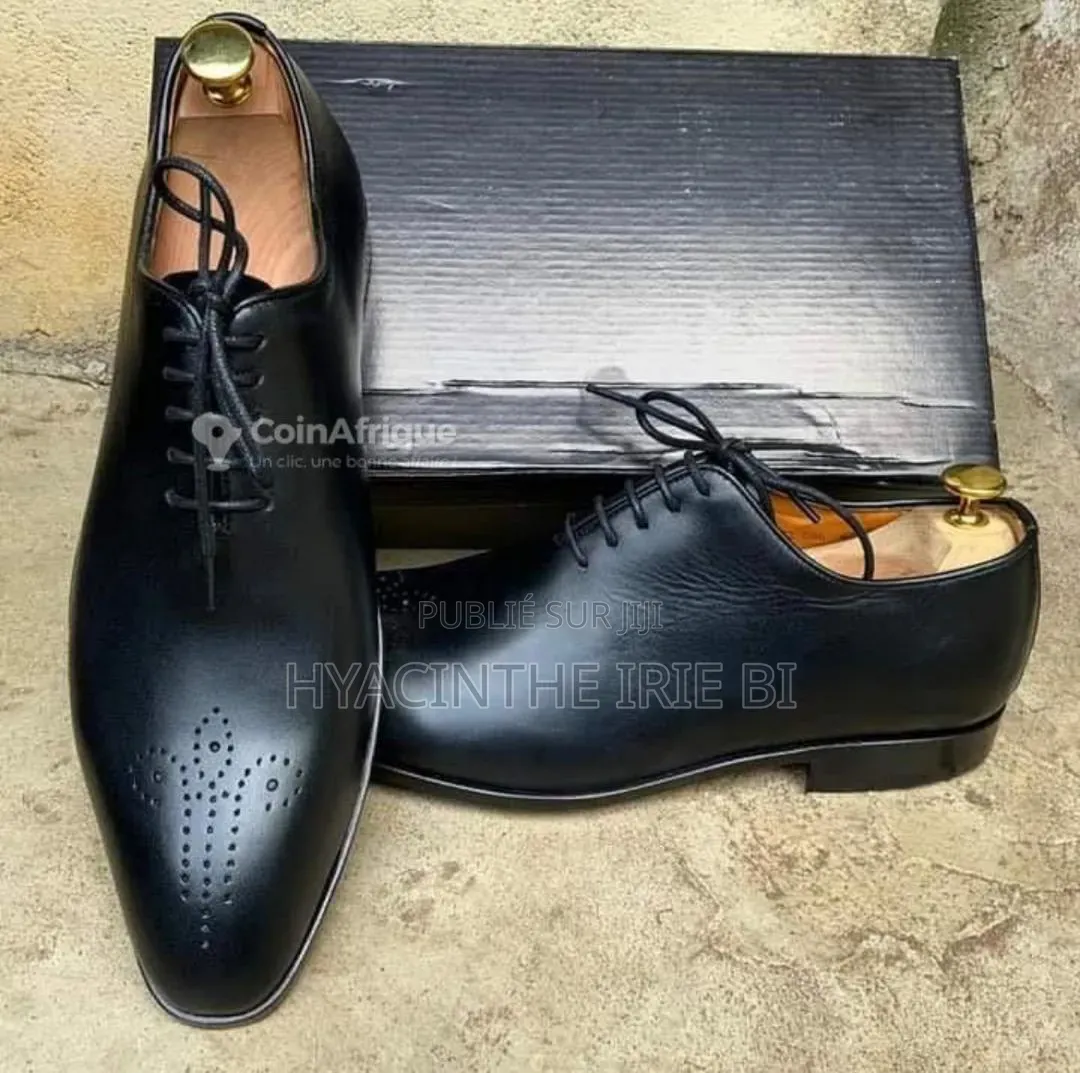 Paires De Souliers Matière Cuir Veritable Authentique Original