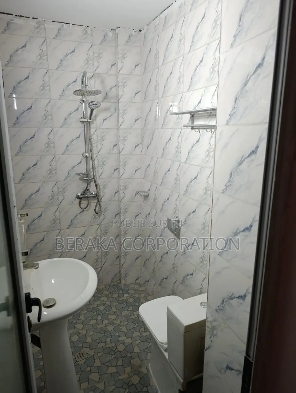 5chbre Duplex dans Beraka Corporation, Cocody à Vendre