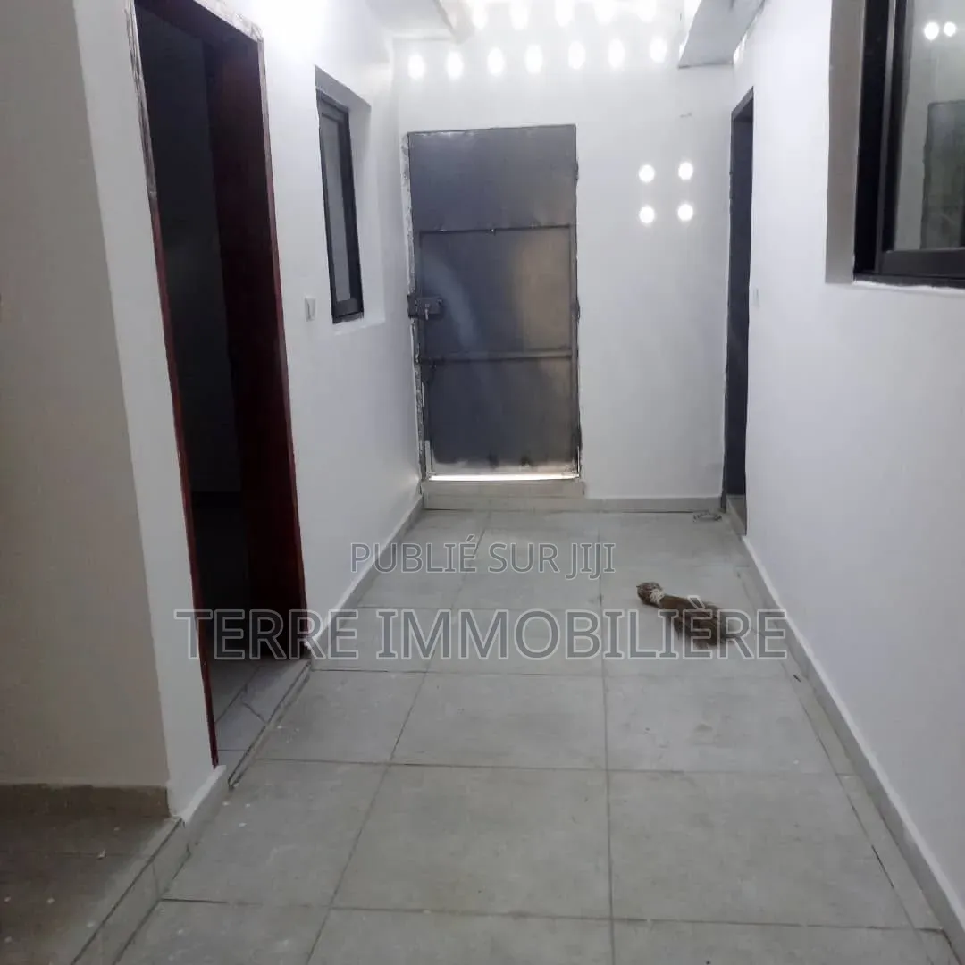 3chbre Villa dans La Terre Immobilière, Cocody à Vendre