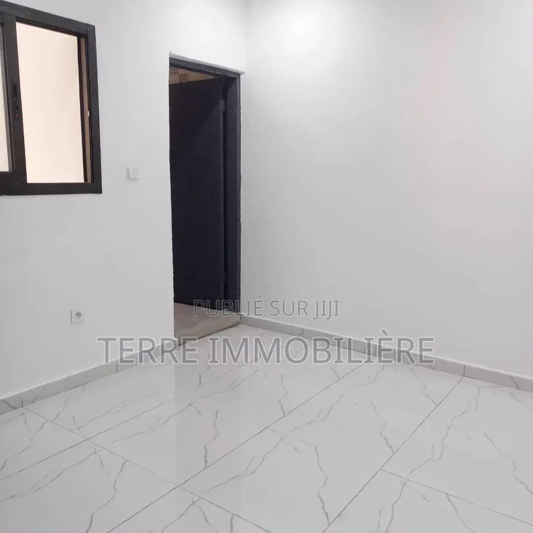 3chbre Villa dans La Terre Immobilière, Cocody à Vendre