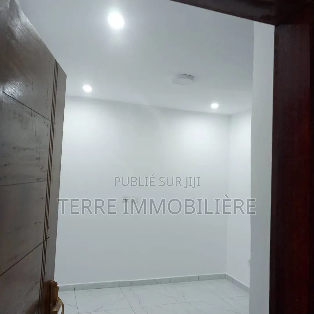 3chbre Villa dans La Terre Immobilière, Cocody à Vendre