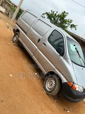 Toyota Grand HiAce 1980 Gris