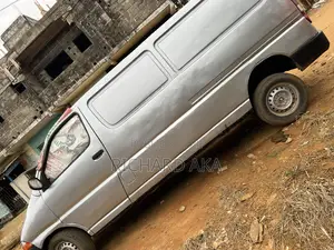 Toyota Grand HiAce 1980 Gris