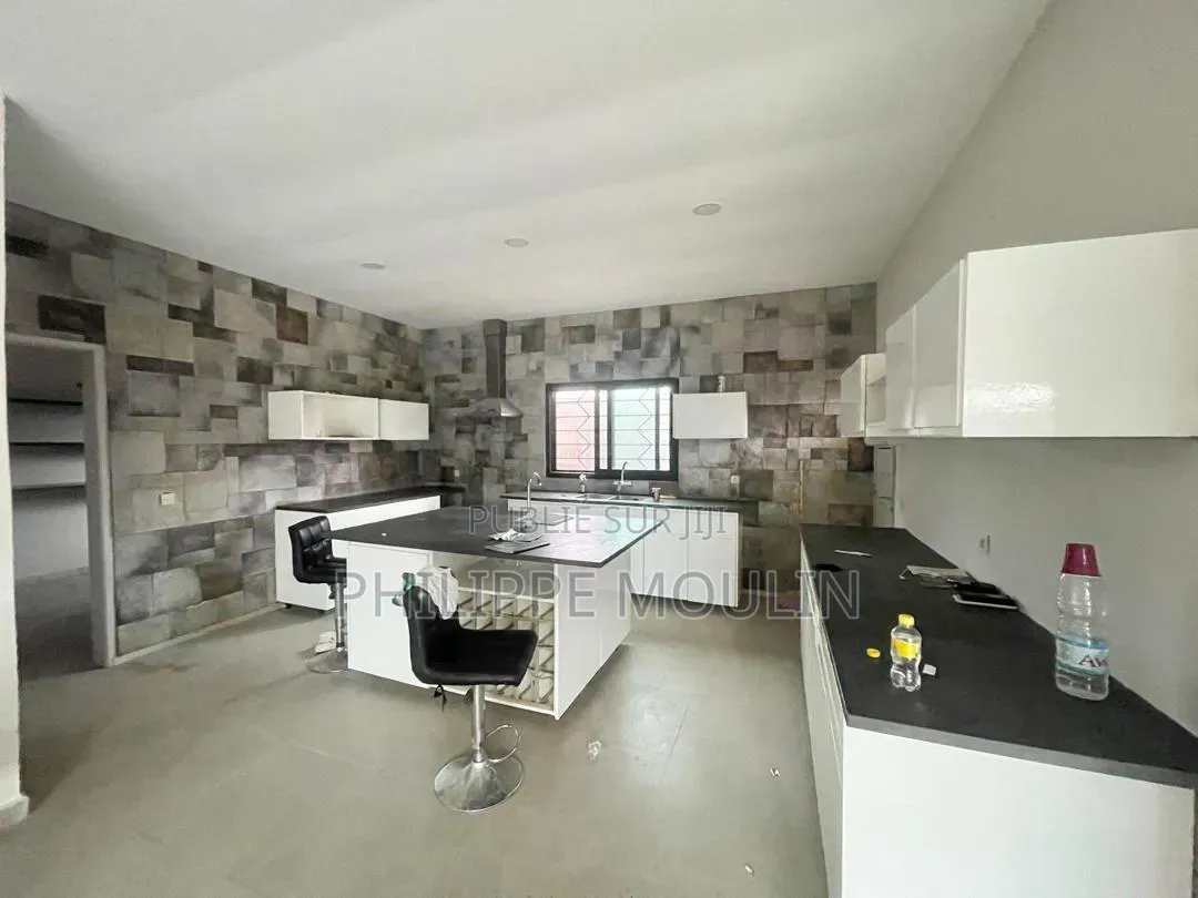 Meublé 5chbre Maison dans Elite Immobilier, Grand-Bassam à Vendre
