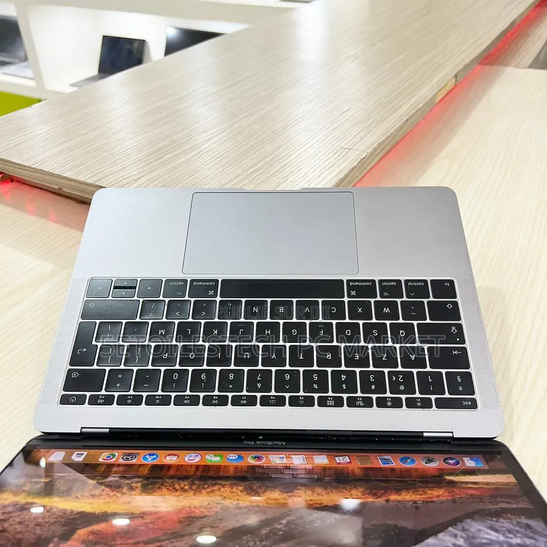 Nouveau Apple MacBook Pro 2017 8GB Intel Core i5 SSD 256GB