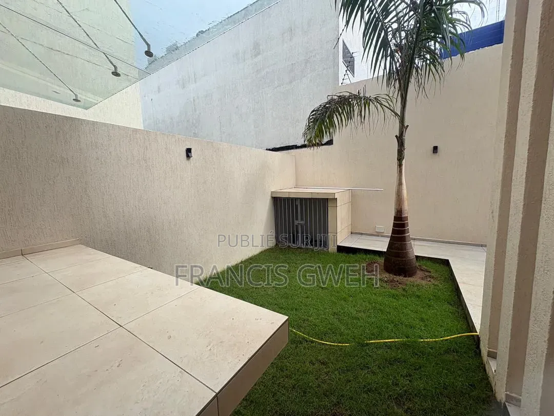 4chbre Duplex dans Francis Gweh, Cocody à Louer